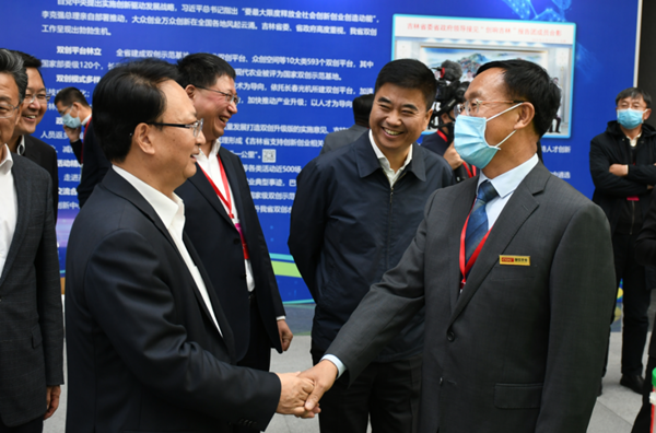 24.省长景俊海与麻将胡了农业董事长杨柏明亲热握手_副本.png