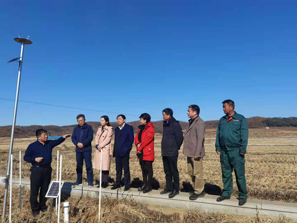 27.侯正发总司理向客人先容水稻基地_副本.png