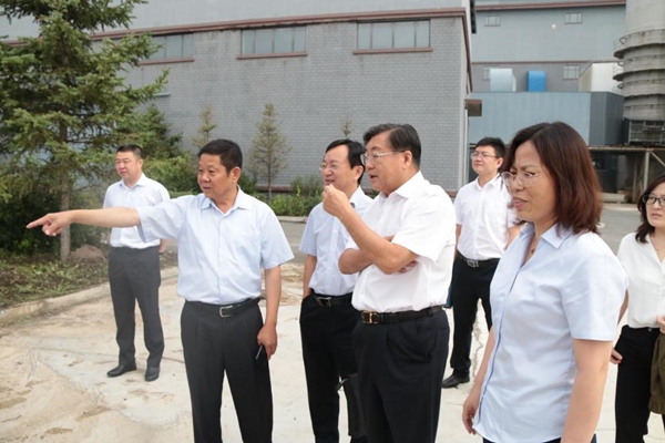 24马东虎总司理向王岩董事长、许汉林副总裁先容生产运行情形.jpg 24马东虎总司理向王岩董事长、许汉林副总裁先容生产运行情形.jpg