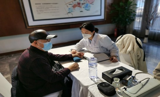1.南山总公司团结药业公司为业主提供义诊效劳_副本.jpg 1.南山总公司团结药业公司为业主提供义诊效劳_副本.jpg