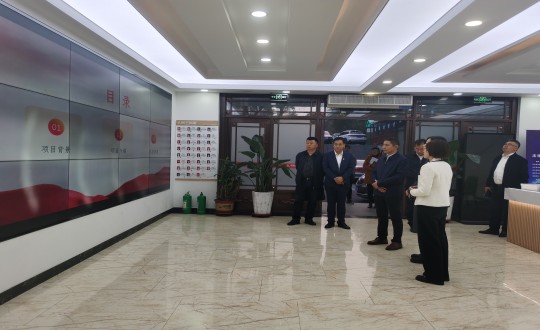 30.向阳区委书记许军一行认真聆听解菲总汇报事情_副本.jpg 30.向阳区委书记许军一行认真聆听解菲总汇报事情_副本.jpg