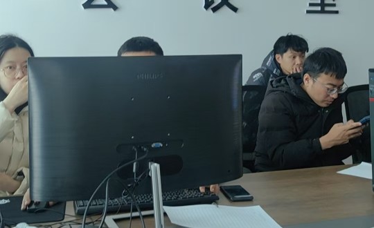 3.PC手艺部司理邵明亮向导员工到中海南湖项目部对接相关事情_副本.jpg