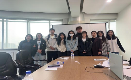 24.长春大学学子与麻将胡了康健工业集团居家事业部员工合影留念_副本.jpg