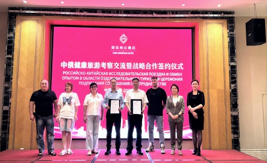 13.麻将胡了南山旅馆与珲春远东国际旅行社举行战略相助签约仪式_副本.jpg