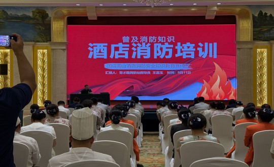 13.旅馆公司举行消防清静培训与实战演练_副本.jpg