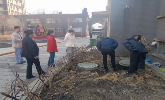 3.敦化市房产局物业办主任楚肖莹向导团队实地勘探下水主管道问题现场_副本.jpg 3.敦化市房产局物业办主任楚肖莹向导团队实地勘探下水主管道问题现场_副本.jpg