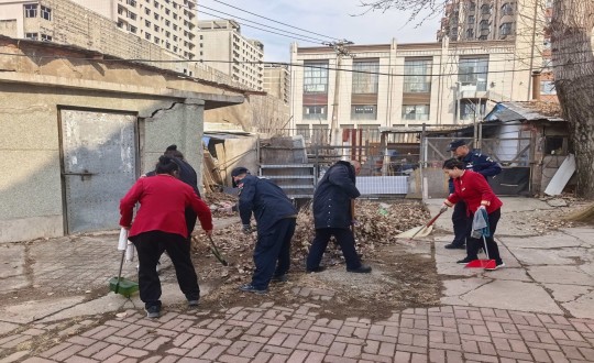5.物业总公司敦化项目组织事情职员走进无物业小区开展大清扫运动_副本.jpg